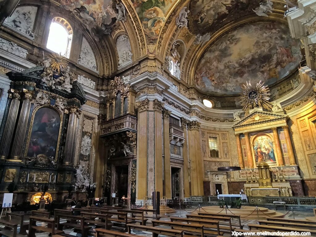 interior iglesia del gesú en Roma