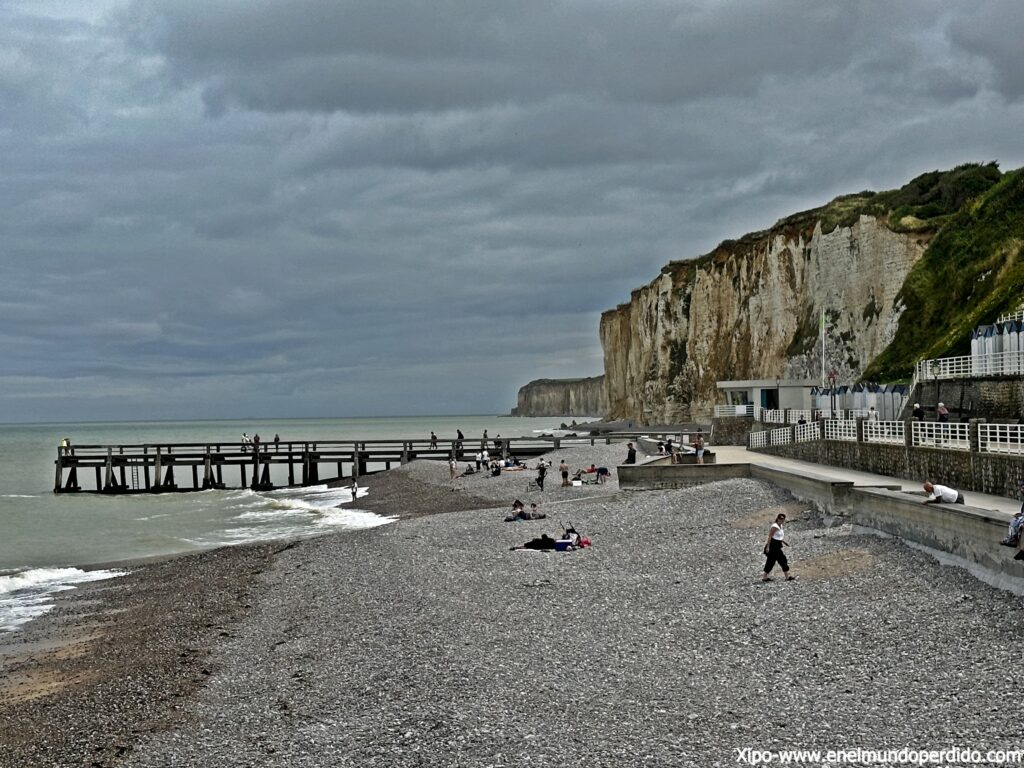 Playa de Veules-les-Roses durante la bajamar con los acantilados blancos de Normandía