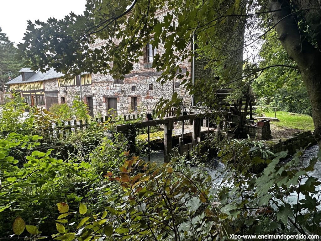 Vista de casa de Veules-les-Roses entre vegetación junto al rio