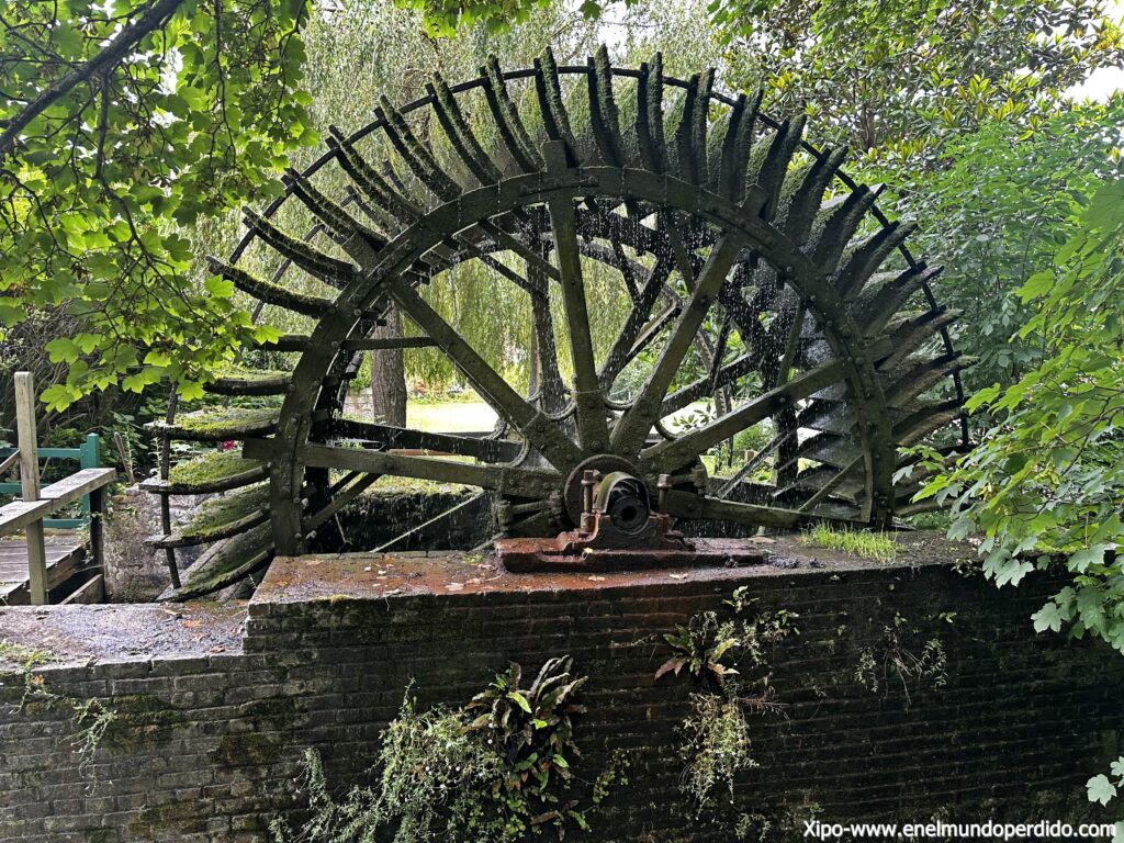 Antigua rueda de molino movida por el río en Veules-les-Roses