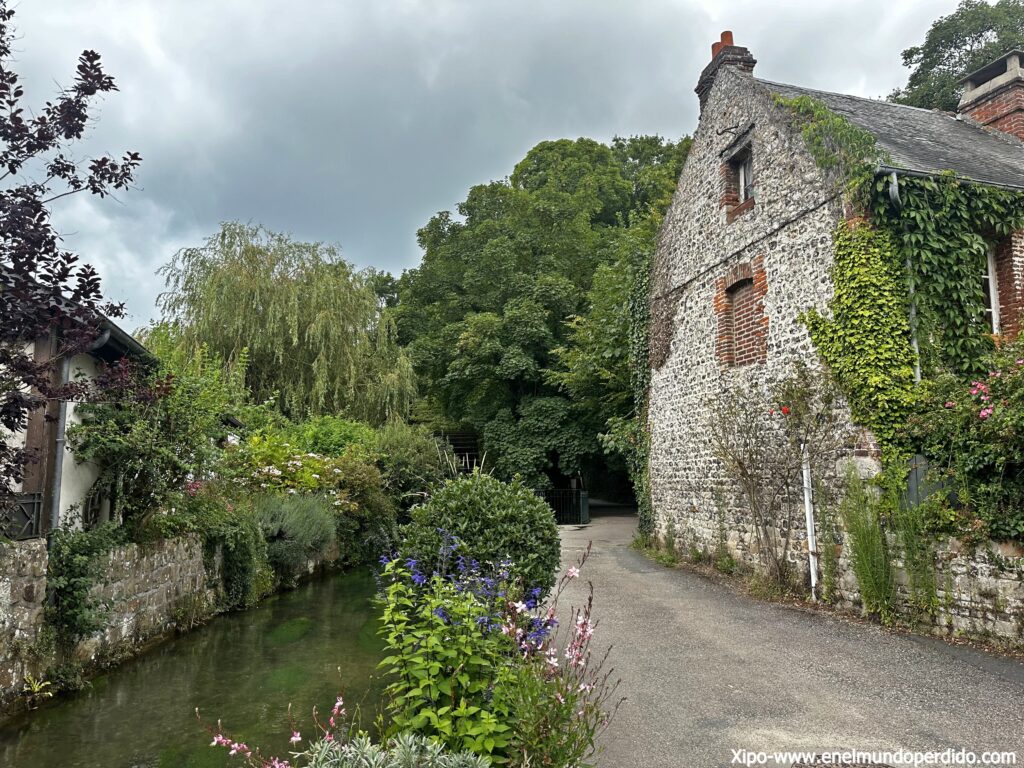 Paseo por el rio de Veules-les-Roses entre casas normandas